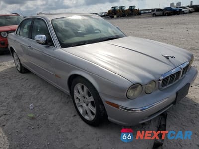 Czwarte zdjęcie samochodu z boku: 2004 JAGUAR VANDENPLAS VIN:SAJEA74C14SG02291 - miniatura