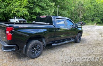 Czwarte zdjęcie samochodu z boku: 2020 CHEVROLET SILVERADO K1500 TRAIL BOSS CUSTOM VIN:1GCPYCEF4LZ289891 - miniatura