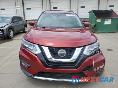Piąte zdjęcie samochodu w środku: 2018 NISSAN ROGUE S VIN:5N1AT2MV5JC713890 - miniatura