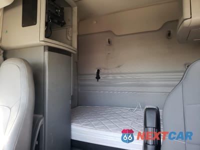 Zdjęcie 6 z 10 samochodu: 2020 VOLVO VNR SEMI TRUCK VIN:4V4WC9EH8LN257519 - miniatura