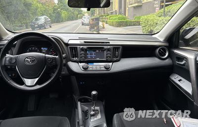 Zdjęcie 9 z 10 samochodu: 2017 TOYOTA RAV4 XLE VIN:JTMWFREV4HD100009 - miniatura