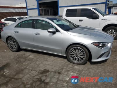 Czwarte zdjęcie samochodu z boku: 2022 MERCEDES-BENZ CLA 250 VIN:W1K5J4GB6NN310669 - miniatura