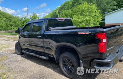 Trzecie zdjęcie samochodu z tyłu: 2020 CHEVROLET SILVERADO K1500 TRAIL BOSS CUSTOM VIN:1GCPYCEF4LZ289891 - miniatura