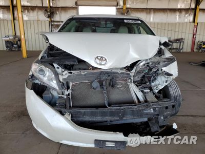 Piąte zdjęcie samochodu w środku: 2017 TOYOTA SIENNA XLE VIN:5TDYZ3DC5HS859494 - miniatura