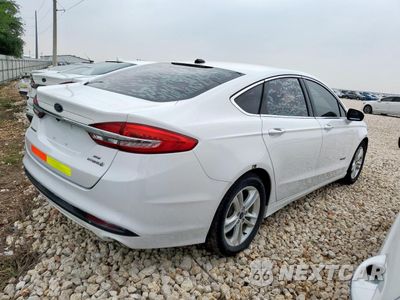 Trzecie zdjęcie samochodu z tyłu: 2018 FORD FUSION SE HYBRID VIN:3FA6P0LU4JR171815 - miniatura