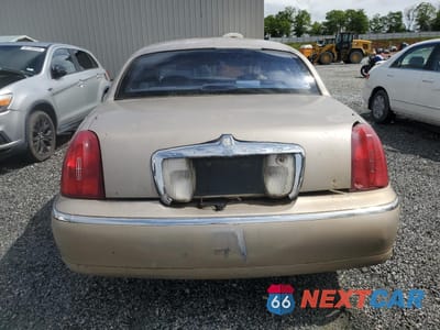 Zdjęcie 6 z 15 samochodu: 2001 LINCOLN TOWN CAR SIGNATURE VIN:1LNHM82W11Y630437 - miniatura