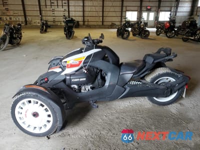 Trzecie zdjęcie samochodu z tyłu: 2022 CAN-AM RYKER RALLY EDITION VIN:3JB2HEH24NJ000502 - miniatura