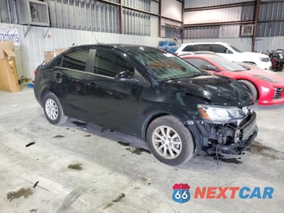 Czwarte zdjęcie samochodu z boku: 2020 CHEVROLET SONIC LT VIN:1G1JD5SB8L4111213 - miniatura