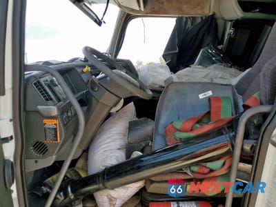 Piąte zdjęcie samochodu w środku: 2025 VOLVO VN VNL VIN:4V4NC9EH2SN681417 - miniatura