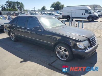 Czwarte zdjęcie samochodu z boku: 1999 MERCEDES-BENZ S 500 VIN:WDBGA51G5XA425043 - miniatura