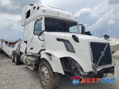 Zdjęcie 9 z 10 samochodu: 2013 VOLVO VNL SEMI TRUCK VIN:4V4NC9EG0DN135225 - miniatura