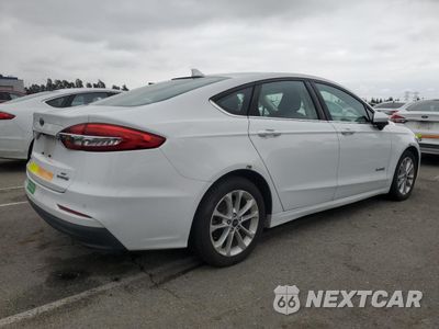 Trzecie zdjęcie samochodu z tyłu: 2019 FORD FUSION SE VIN:3FA6P0LU0KR124881 - miniatura