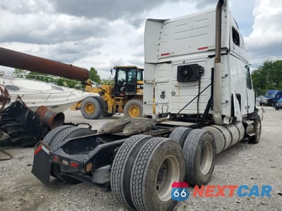 Czwarte zdjęcie samochodu z boku: 2013 VOLVO VNL SEMI TRUCK VIN:4V4NC9EG0DN135225 - miniatura
