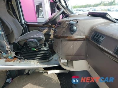 Piąte zdjęcie samochodu w środku: 2015 VOLVO VN VNL VIN:4V4NC9EH1FN190259 - miniatura