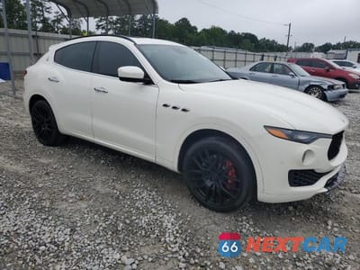 Czwarte zdjęcie samochodu z boku: 2022 MASERATI LEVANTE BASE VIN:ZN661YUS8JX297432 - miniatura