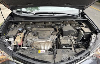 Zdjęcie 7 z 10 samochodu: 2017 TOYOTA RAV4 XLE VIN:JTMWFREV4HD100009 - miniatura