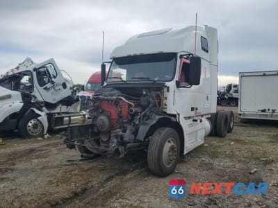 Drugie zdjęcie samochodu z przodu: 2012 VOLVO VNL SEMI TRUCK VIN:4V4NC9TG5CN548579 - miniatura