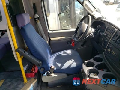 Piąte zdjęcie samochodu w środku: 2007 FORD ECONOLINE E450 SUPER DUTY CUTAWAY VAN VIN:1FDXE45S47DB29942 - miniatura