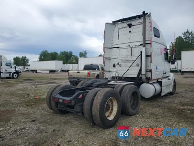 Czwarte zdjęcie samochodu z boku: 2012 VOLVO VNL SEMI TRUCK VIN:4V4NC9TG5CN548579 - miniatura