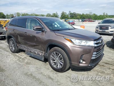 Czwarte zdjęcie samochodu z boku: 2019 TOYOTA HIGHLANDER SE VIN:5TDKZRFH1KS291981 - miniatura
