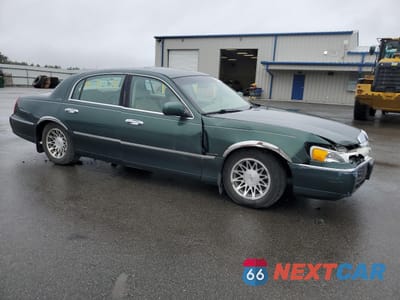 Czwarte zdjęcie samochodu z boku: 2001 LINCOLN TOWN CAR SIGNATURE VIN:1LNHM82W91Y708947 - miniatura