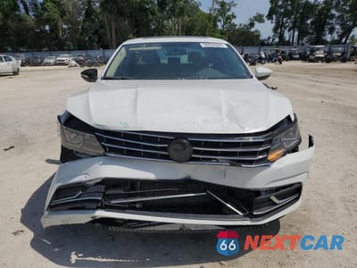 Piąte zdjęcie samochodu w środku: 2016 VOLKSWAGEN PASSAT SE VIN:1VWBS7A32GC038811 - miniatura