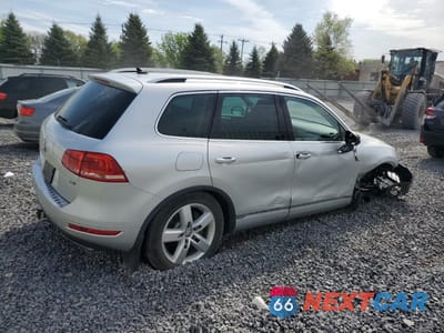 Trzecie zdjęcie samochodu z tyłu: 2011 VOLKSWAGEN TOUAREG V6 TDI VIN:WVGFK9BP7BD002726 - miniatura