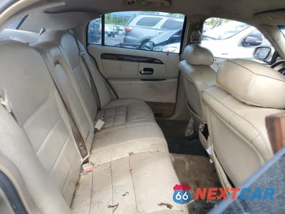 Zdjęcie 10 z 15 samochodu: 2001 LINCOLN TOWN CAR SIGNATURE VIN:1LNHM82W11Y630437 - miniatura