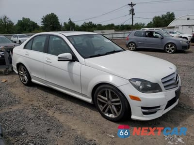 Czwarte zdjęcie samochodu z boku: 2013 MERCEDES-BENZ C 300 4MATIC VIN:WDDGF8AB3DR271699 - miniatura