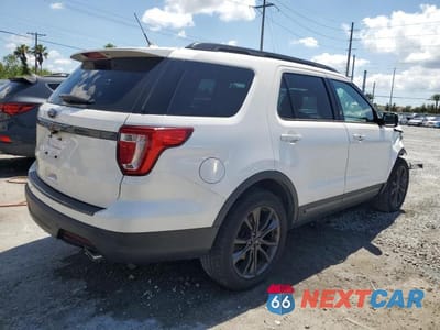 Trzecie zdjęcie samochodu z tyłu: 2019 FORD EXPLORER XLT VIN:1FM5K7D82KGA37341 - miniatura