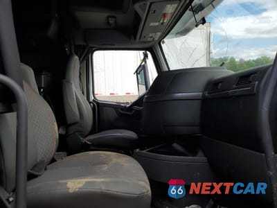 Piąte zdjęcie samochodu w środku: 2023 VOLVO VNL SEMI TRUCK VIN:4V4NC9EH5PN307665 - miniatura