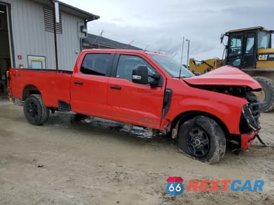 Czwarte zdjęcie samochodu z boku: 2023 FORD F350 SUPER DUTY VIN:1FT8W3BTXPEE14751 - miniatura
