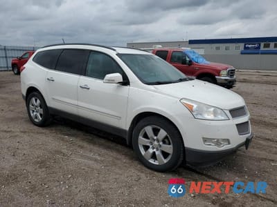 Czwarte zdjęcie samochodu z boku: 2012 CHEVROLET TRAVERSE LTZ VIN:1GNKVLED5CJ104688 - miniatura
