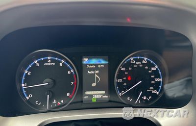 Zdjęcie 8 z 10 samochodu: 2017 TOYOTA RAV4 XLE VIN:JTMWFREV4HD100009 - miniatura