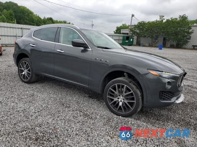 Czwarte zdjęcie samochodu z boku: 2017 MASERATI LEVANTE LUXURY VIN:ZN661XUL2HX207320 - miniatura