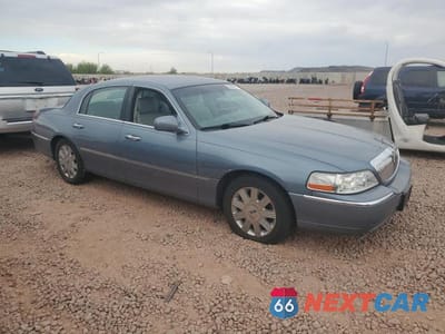 Czwarte zdjęcie samochodu z boku: 2004 LINCOLN TOWN CAR ULTIMATE VIN:1LNHM83W74Y648282 - miniatura