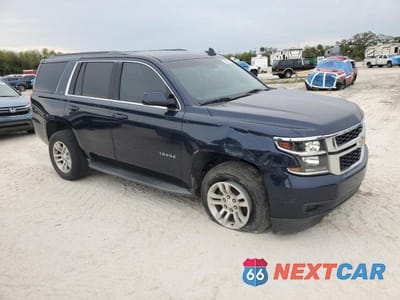 Czwarte zdjęcie samochodu z boku: 2019 CHEVROLET TAHOE C1500 LT VIN:1GNSCBKC5KR218864 - miniatura