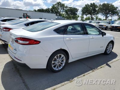 Trzecie zdjęcie samochodu z tyłu: 2019 FORD FUSION SE VIN:3FA6P0LU6KR124867 - miniatura