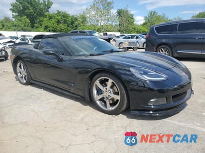 Czwarte zdjęcie samochodu z boku: 2010 CHEVROLET CORVETTE VIN:1G1YE3DW3A5105259 - miniatura