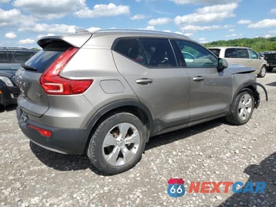 Trzecie zdjęcie samochodu z tyłu: 2022 VOLVO XC40 T5 MOMENTUM VIN:YV4162UK7N2767623 - miniatura