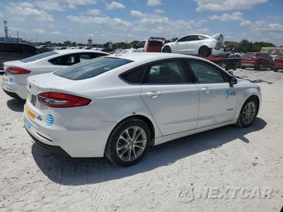 Trzecie zdjęcie samochodu z tyłu: 2019 FORD FUSION SE VIN:3FA6P0LU8KR119301 - miniatura