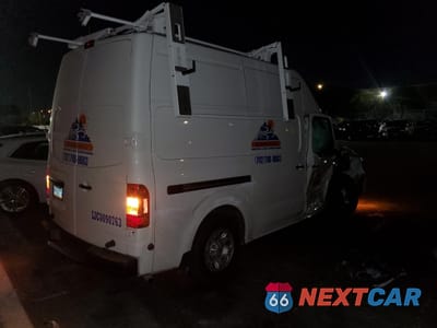 Trzecie zdjęcie samochodu z tyłu: 2018 NISSAN NV 2500 S VIN:1N6BF0LY5JN815420 - miniatura