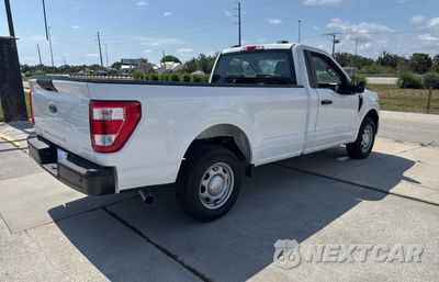 Czwarte zdjęcie samochodu z boku: 2022 FORD F150 VIN:1FTMF1C52NKE99053 - miniatura