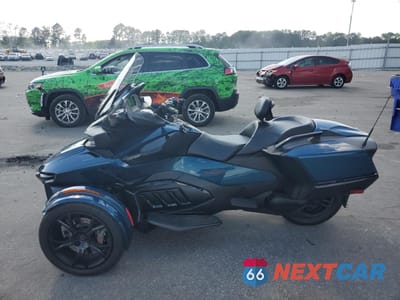 Trzecie zdjęcie samochodu z tyłu: 2020 CAN-AM SPYDER ROADSTER RT VIN:2BXNBDD24LV001415 - miniatura
