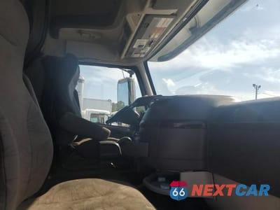 Piąte zdjęcie samochodu w środku: 2016 VOLVO VNL SEMI TRUCK VIN:4V4NC9EH6GN938747 - miniatura