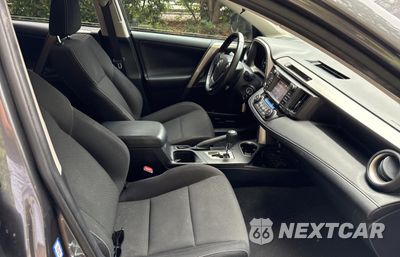 Piąte zdjęcie samochodu w środku: 2017 TOYOTA RAV4 XLE VIN:JTMWFREV4HD100009 - miniatura