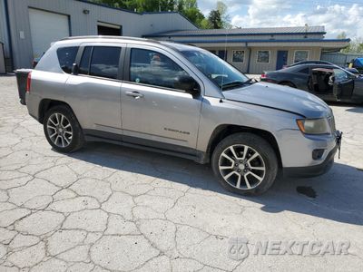 Czwarte zdjęcie samochodu z boku: 2017 JEEP COMPASS SPORT VIN:1C4NJCBAXHD166993 - miniatura