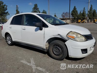 Czwarte zdjęcie samochodu z boku: 2009 NISSAN VERSA S VIN:3N1CC11E39L454248 - miniatura