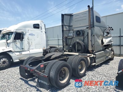 Czwarte zdjęcie samochodu z boku: 2015 VOLVO VNL SEMI TRUCK VIN:4V4NC9EH1FN918291 - miniatura