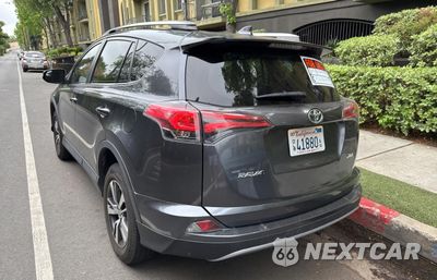 Trzecie zdjęcie samochodu z tyłu: 2017 TOYOTA RAV4 XLE VIN:JTMWFREV4HD100009 - miniatura